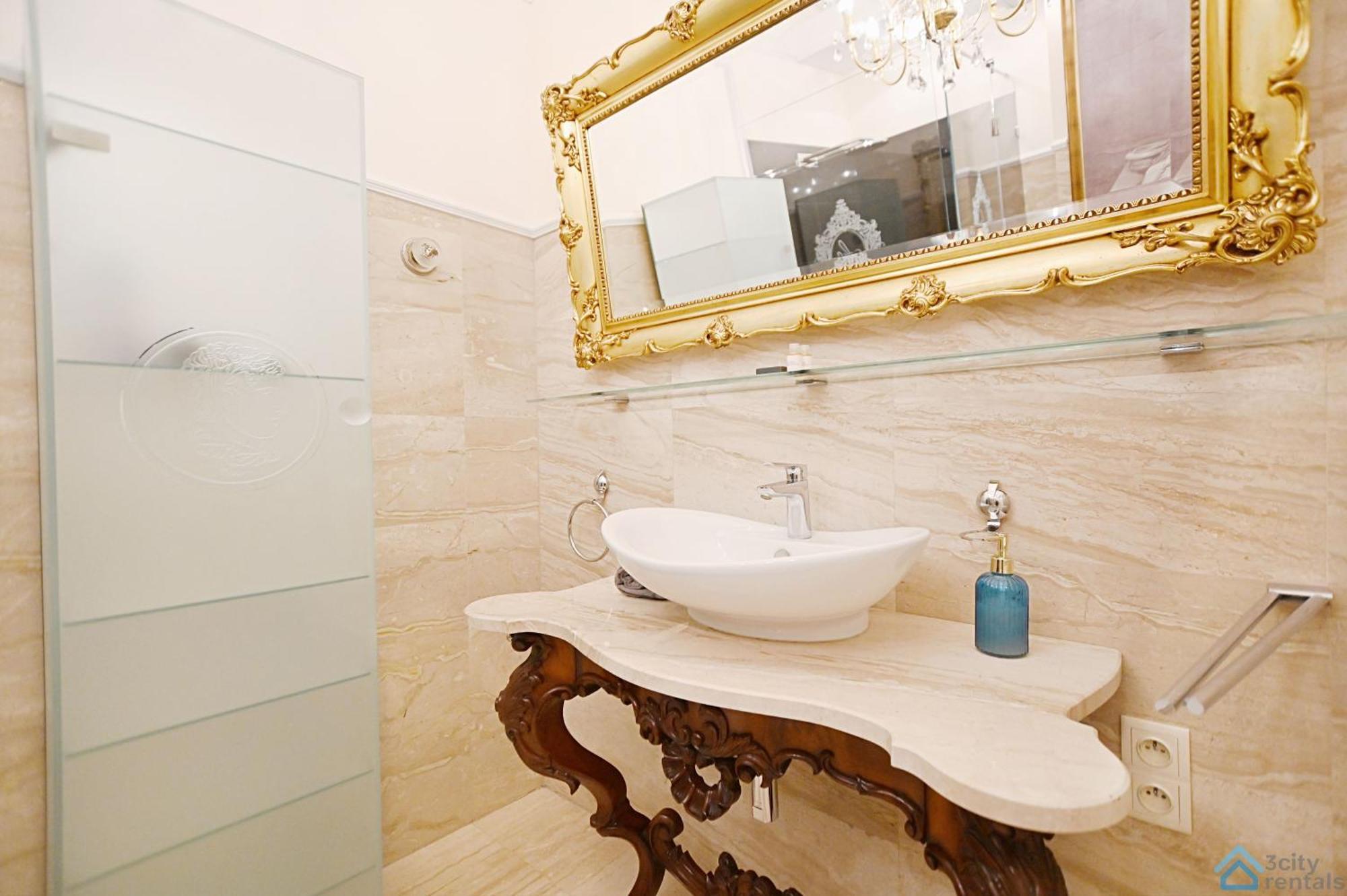 Apartment Large And Luxury 3city In With Two Balconies By Renters